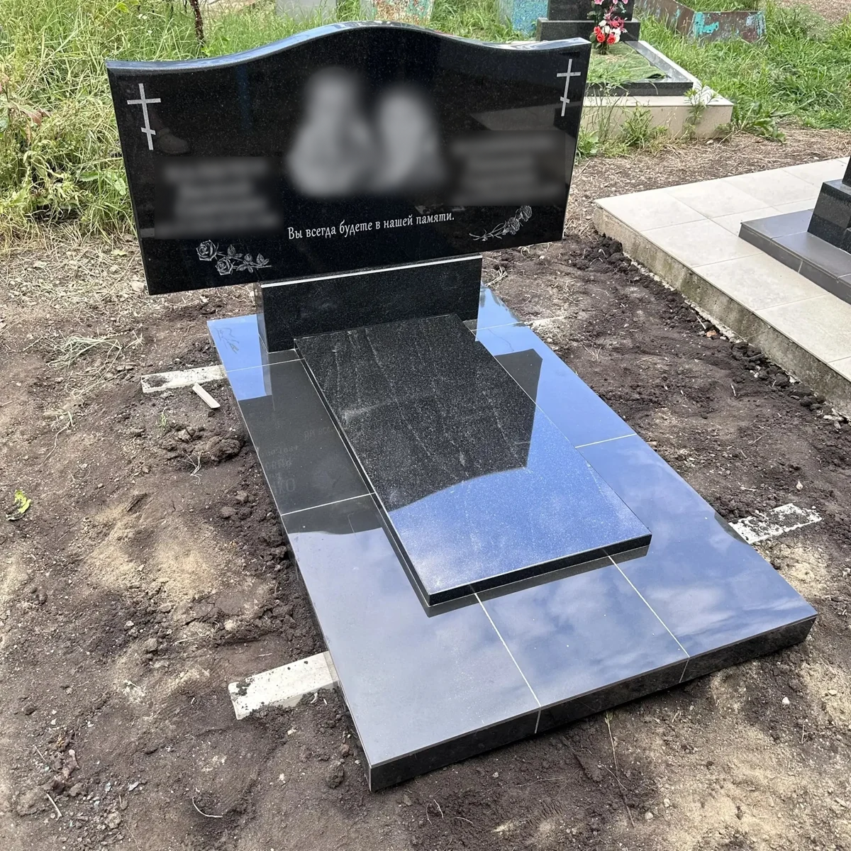 Семейный памятник на полированной площадке