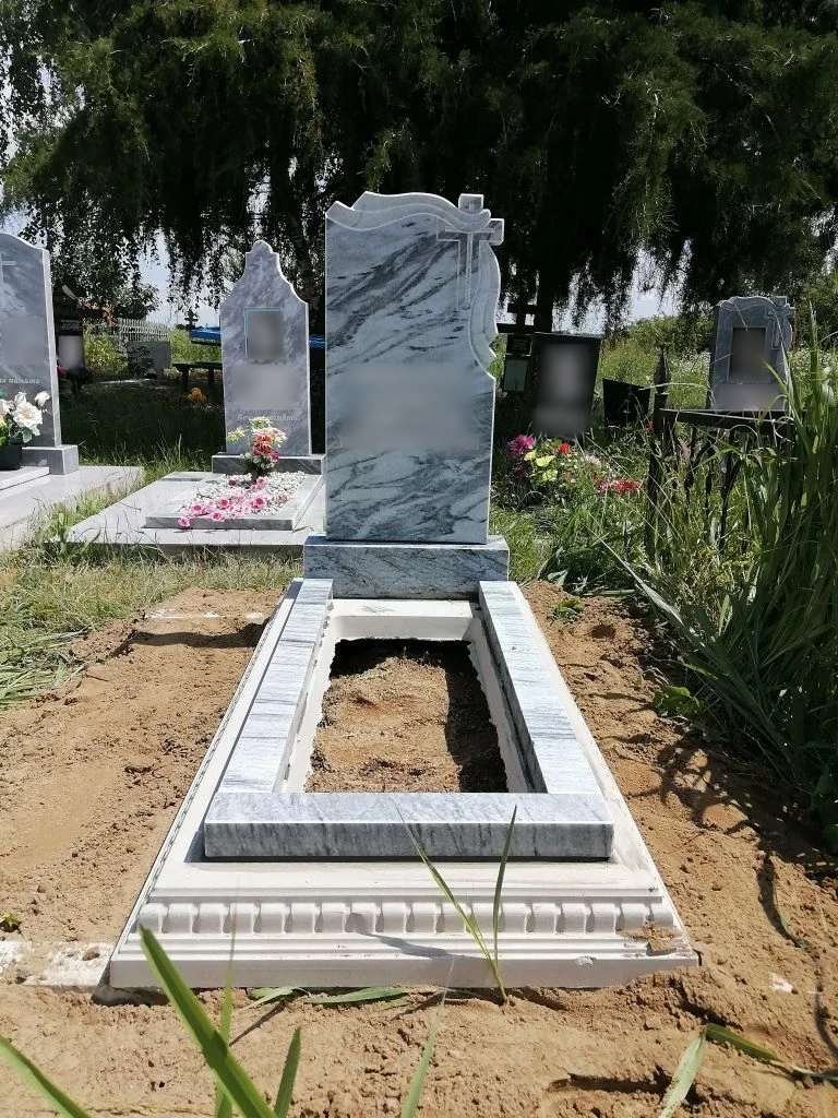 Памятник и цветник на ступенчатом основании